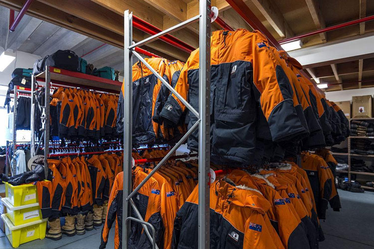 服裝倉庫如何除濕？倉庫除濕機輕松應對潮濕問題